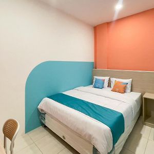 Sans Hotel Cengkareng